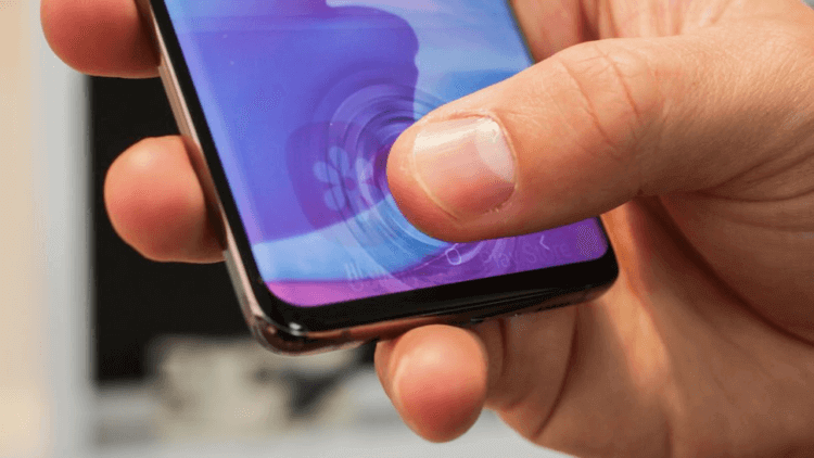 Сканирование отпечатка пальца на всем экране телефона. Сканер в экране — это удобно, но когда он только в одном месте — это полумера. Фото.