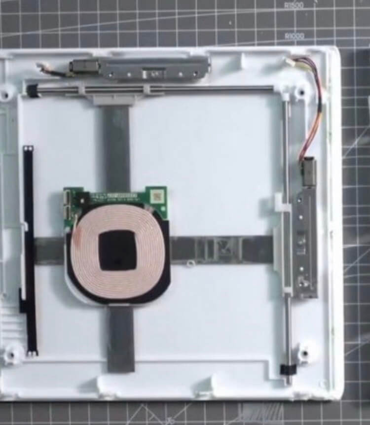 Xiaomi изобрела гениальную беспроводную зарядку. Это тот самый механизм, которые перемещает индукционную катушку. Фото.
