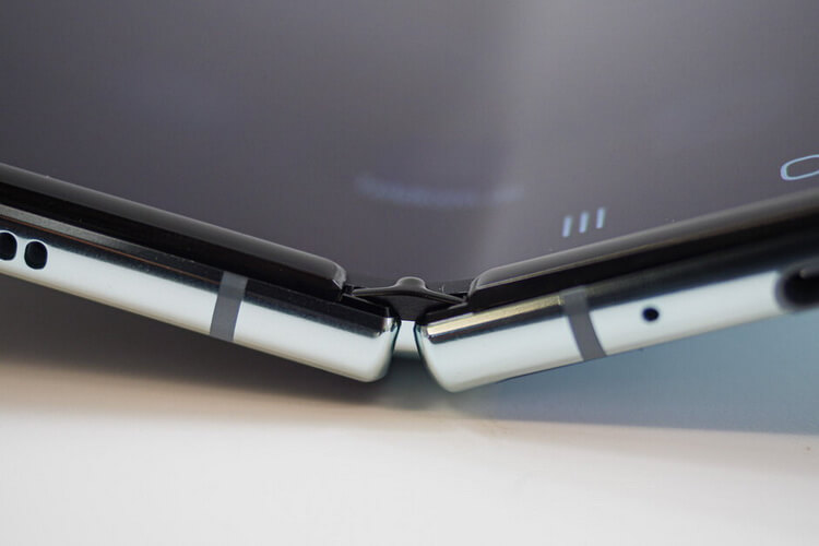 Стоит ли покупать Galaxy Z Fold 2. Именно складывание надо использовать для получения новых возможностей. Фото.