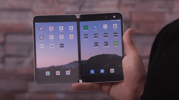 Характеристики Surface Duo. Когда картинка на экранах разная, стык не так заметем. но в таком варианте выглядит это просто ужасно. Фото.