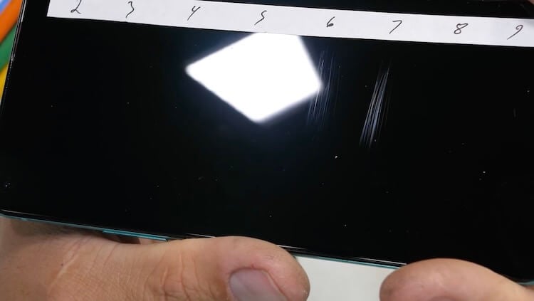 Экран OnePlus 8T. Экран царапается примерно как и остальные. Фото.