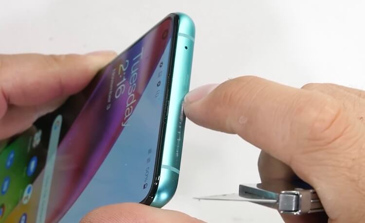Экран OnePlus 8T. Металл царапается — ничего нового. Фото.