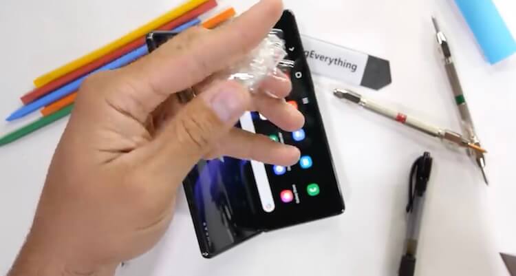 Насколько легко сломать Galaxy Z Fold 2. Эту пленку лучше не отрывать. Фото.