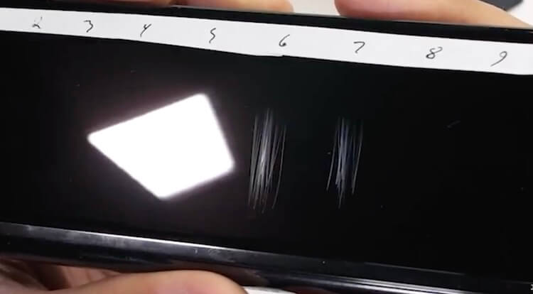 Насколько легко сломать Galaxy Z Fold 2. Царапины на экране. Фото.