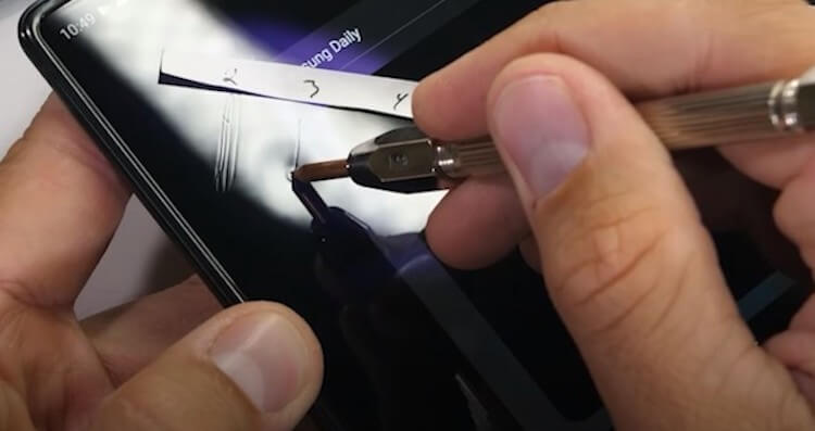 Какие телефоны Samsung поддерживают стилус S Pen. Как показали тесты, экран складного телефона не может сопротивляться даже на минимальных значениях твердости инструмента. Фото.