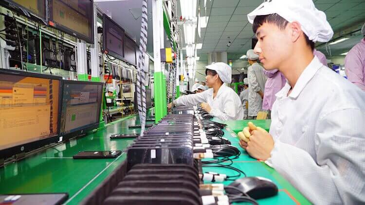 Huawei строит новый завод в Китае. На новом заводе, как и на любом другом крупном, будут работать тысячи таких специалистов по сборке. Фото.