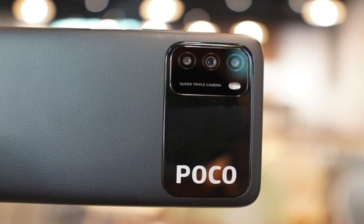 Самый красивый дешёвый смартфон. Обратите внимание: задняя крышка Poco M3 как будто выполнена из кожи. Фото.