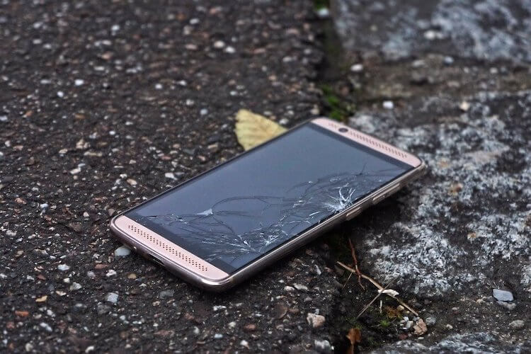 Когда заработает поиск телефона Samsung. Если смартфон выпал из кармана на улице, лучше найти его таким, чем не найти вообще. Фото.