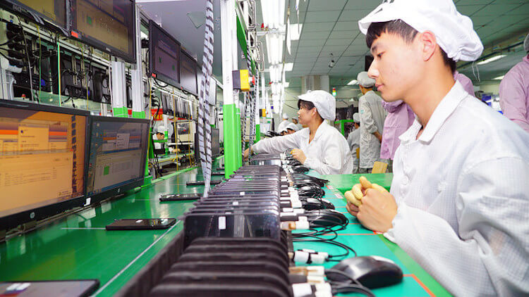 Что будет с Huawei. На новом заводе, как и на любом другом крупном, будут работать тысячи таких специалистов по сборке. Фото.