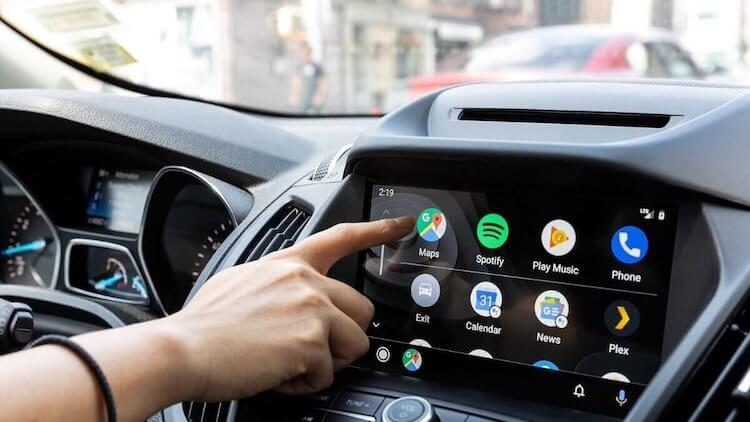 Как пользоваться Android Auto и CarPlay. Android Auto позволяет «перенести на автомобиль» многие приложения со смартфона. Фото.