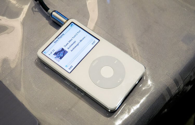 Подключение iPod к магнитоле. Любить Apple или нет, каждый решит для себя сам. Но точно нельзя недооценивать его влияние на индустрию в свое время. Фото.