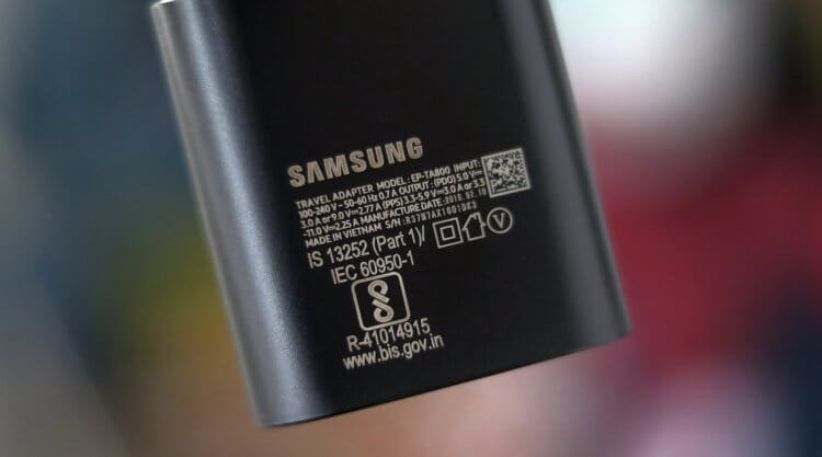 Почему Galaxy S21 поставляется без зарядника. Это зарядник Samsung. Запомните его. В следующем году их придётся покупать отдельно. Фото.