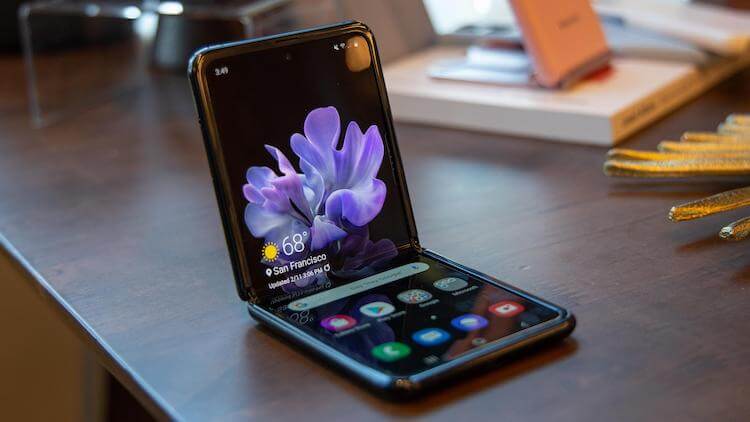 Samsung Galaxy Z Flip — складной смартфон. Юзеркейсы притянуты за уши, но смартфон очень необычный. Фото.