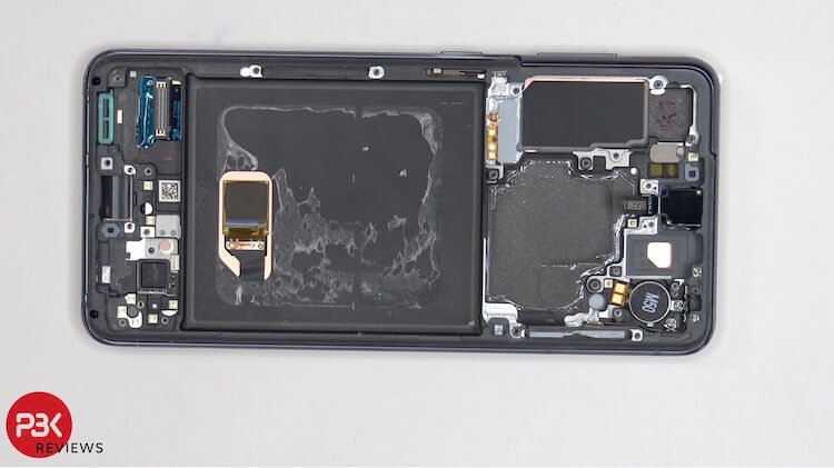 Легко ли ремонтировать смартфон Galaxy S21. Почти в любом смартфоне сложнее всего снять аккумулятор. Фото.