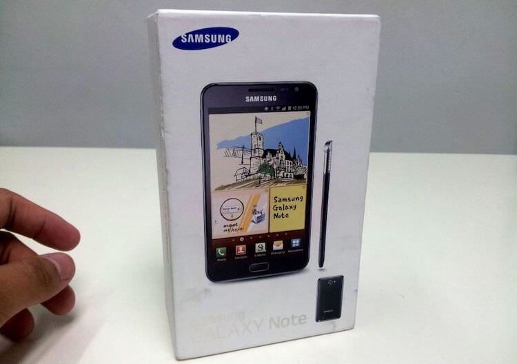 Первый обзоры Samsung Galaxy Note. В такой коробке продавался «гигант» того времени. Фото.