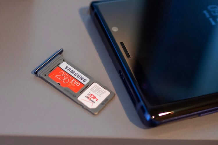 Смартфон без слота для карты памяти. Samsung одной из первых начала делать комбинированные слоты, а теперь вообще отказывается от карт памяти. Фото.