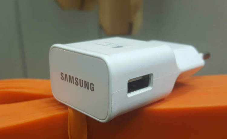 Смартфон без зарядки в комплекте. Samsung расстроила многих отказом от комплектной зарядки. Фото.