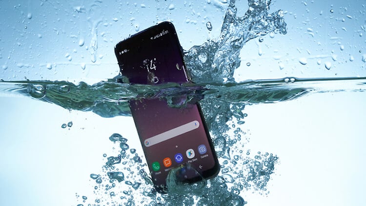 3 причины купить смартфон с защитой от воды и 3 причины не делать этого. Смартфоны с защитой от воды имеют и плюсы и минусы. Фото.