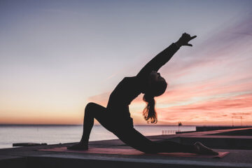 Прибор от сна на палец. yoga apps. Прибор от сна на палец фото. Прибор от сна на палец-yoga apps. картинка Прибор от сна на палец. картинка yoga apps. Американские ученые утверждают, что невыспавшийся водитель страшнее даже пьяного, потому что вероятность попасть в ДТП у него повышается на 90%. Мировой автопром уже давно предлагает решение этой проблемы с помощью штатного электронного ассистента, который распознает сонное состояние шофера и подает об этом сигнал. Но такая функция есть далеко не во всех машинах, поэтому рынок автомобильных аксессуаров отреагировал предложениями мобильных средств борьбы с усталостью, которые действуют следующим образом.