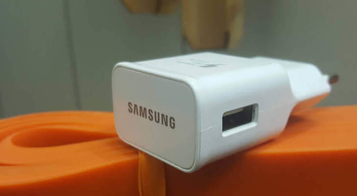 Samsung готова отказаться от комплектной зарядки во всех смартфонах. К чему это приведет Samsung готова отказаться от комплектной зарядки во всех смартфонах. К чему это приведет