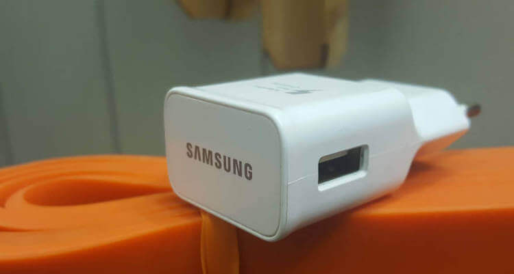 Samsung готова отказаться от комплектной зарядки во всех смартфонах. К чему это приведет. Комплектная зарядка постепенно уходит в прошлое. Фото.