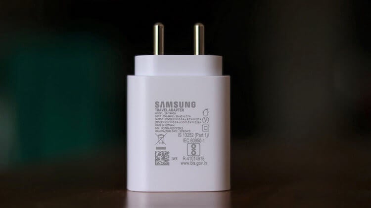 Зарядка Samsung Galaxy S21. Раньше это клали в коробку, а теперь нет. Фото.