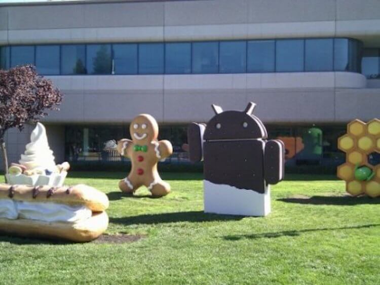 Как будет называться Android 12. В офисе Google есть все полноразмерные фигурки, посвященные версиям Android. Фото.
