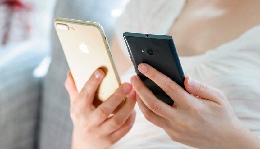Чем отличаются аккумуляторы iPhone и Android. Большой разницы между iPhone и Android-смартфоном с точки зрения зарядки нет. Фото.