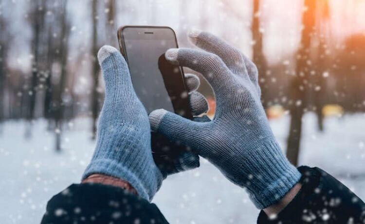 Можно ли пользоваться смартфоном на морозе. Мороз не так вреден для смартфона, но лучше им не злоупотреблять. Фото.