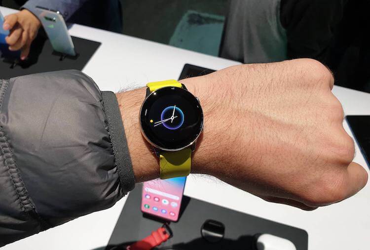 Samsung Galaxy Watch Active — соотношение цена/качество. Размер Watch первого поколения был более чем скромным. Фото.