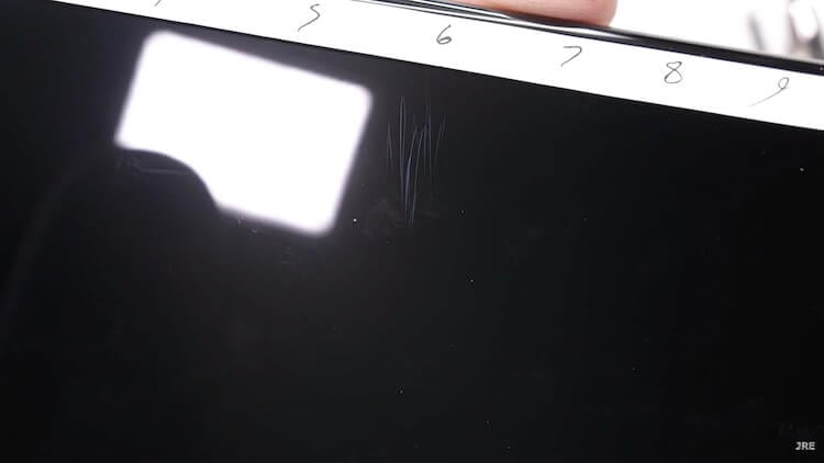 Легко ли поцарапать OnePlus 9. Экран царапается, как и остальные. Фото.