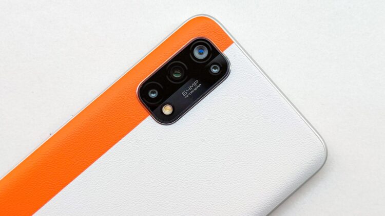 Корпус из кожи, зарядка за полчаса и 4 камеры: Я выбрал самый необычный смартфон до 20 тысяч рублей. Корпус из кожи, зарядка за полчаса и 4 камеры: Я выбрал самый необычный смартфон до 20 тысяч рублей. Фото.