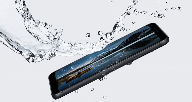 Можно ли пользоваться смартфоном под водой. Лучше не погружать телефон в воду без необходимости. Все равно, если утонет, виноваты будете вы. Фото.