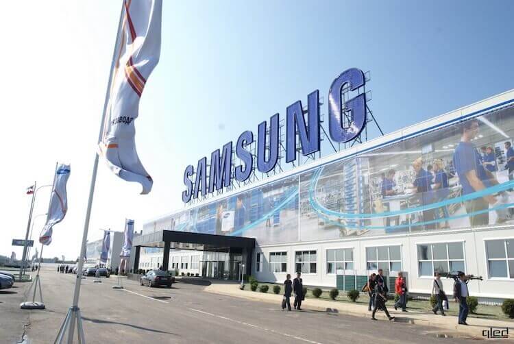Samsung заставляют построить завод в США? Крупные компании всегда первыми должны выполнять решения правительств. Фото.
