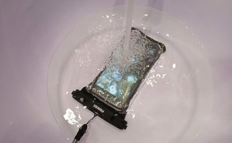 Водонепроницаемый чехол для телефона. Этот чехол не позволит затопить ваш смартфон и позволит пользоваться им под водой. Фото.