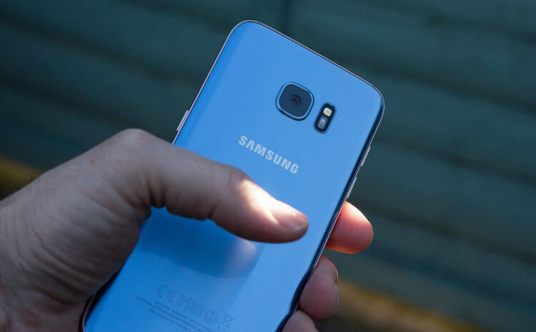Samsung просит не называть её смартфоны смартфонами. Что случилось. Samsung просит не называть её смартфоны телефонами. Фото.