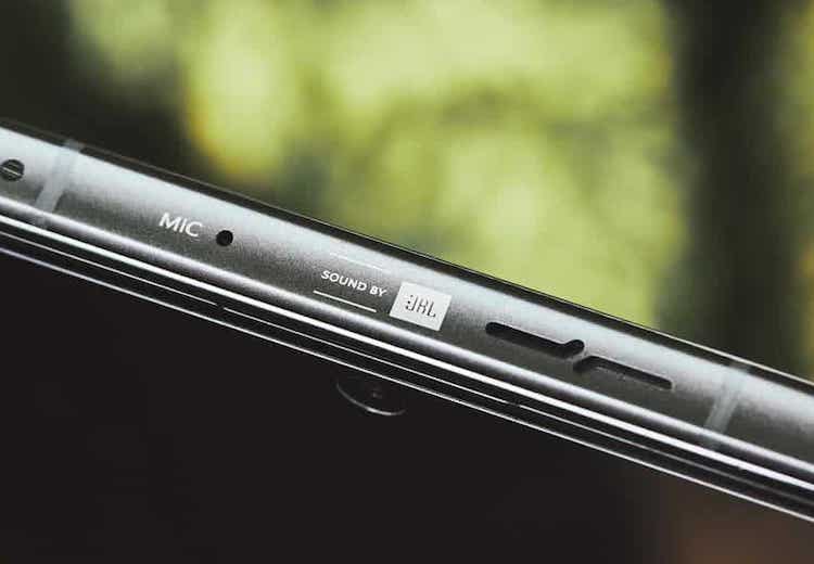 Скорость работы игрового смартфона Redmi K40. Звук от JBL — это существенный плюс. Фото.