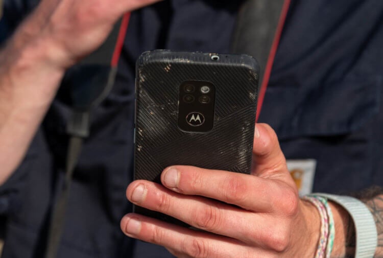 Стоит ли приобретать противоударный смартфон в 2021. Задняя панель Motorola может посоревноваться по узнаваемости с Apple. Фото.