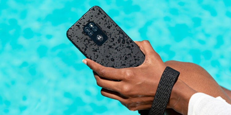 Как выглядит противоударный телефон 2021 года? Motorola Defy 2021 устойчив не просто к брызгам, он устойчив к погружению в воду. Фото.