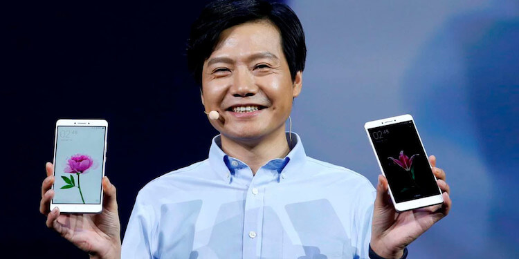 Первый телефон Xiaomi. У него нет поводов не радоваться. Фото.