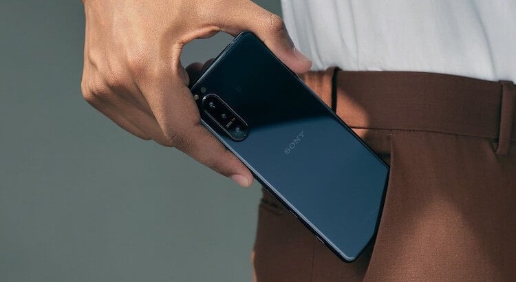 Sony Xperia 5 II — японский телефон. Sony активно выступает за супервытянутый корпус. Фото.