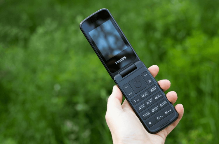 Компактный телефон Philips Xenium E255. Проверенный годами механизм раскладушек не знает проблем, доказано на примере Xenium E255. Фото.