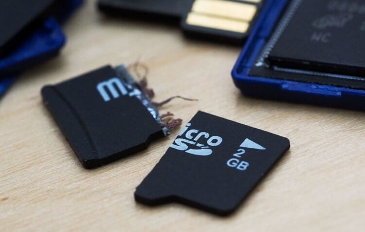 Почему я не пользуюсь картами памяти? Иногда MicroSD ломается в буквальном смысле. Фото.