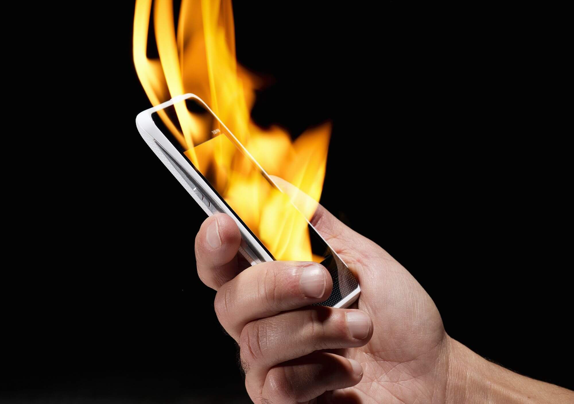 Телефон стал горячим. Горящий смартфон. Смартфон в огне. Горячий смартфон. Смартфон горит.
