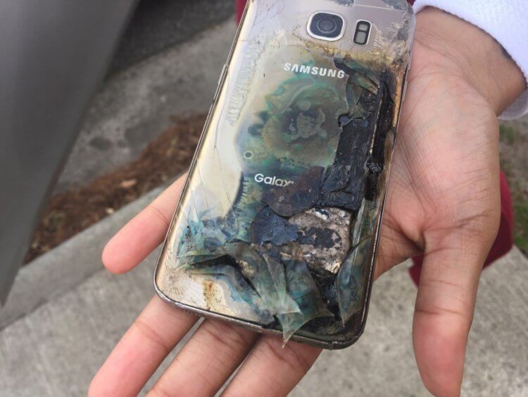 Можно ли пользоваться смартфоном в грозу? Такие случаи происходят, когда смартфон сгорел от скачков напряжения. Фото.