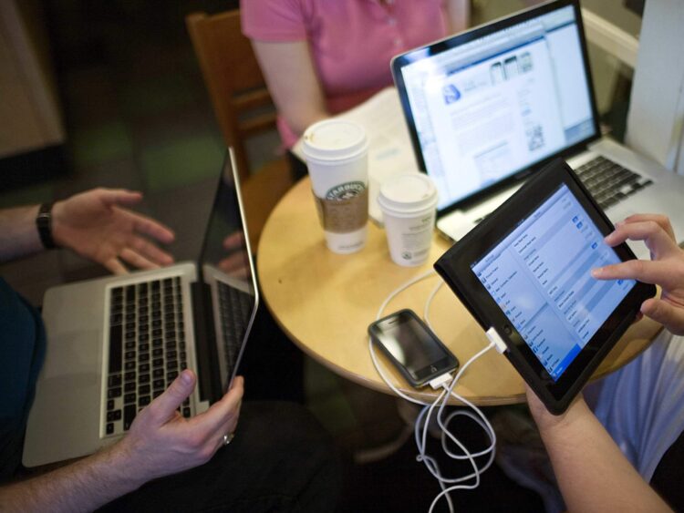 Пользуйтесь только проверенными точками доступа с авторизацией по СМС. Фото.