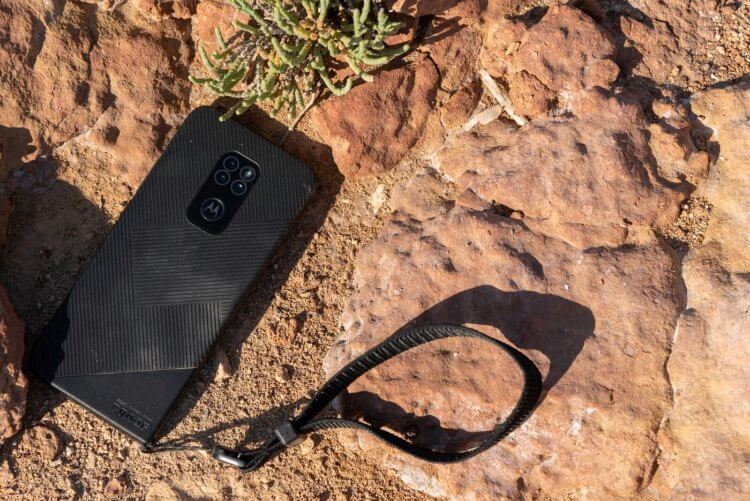 Нет противоударных iPhone. Motorola Defy — новейший бронебойный смартфон. Фото.