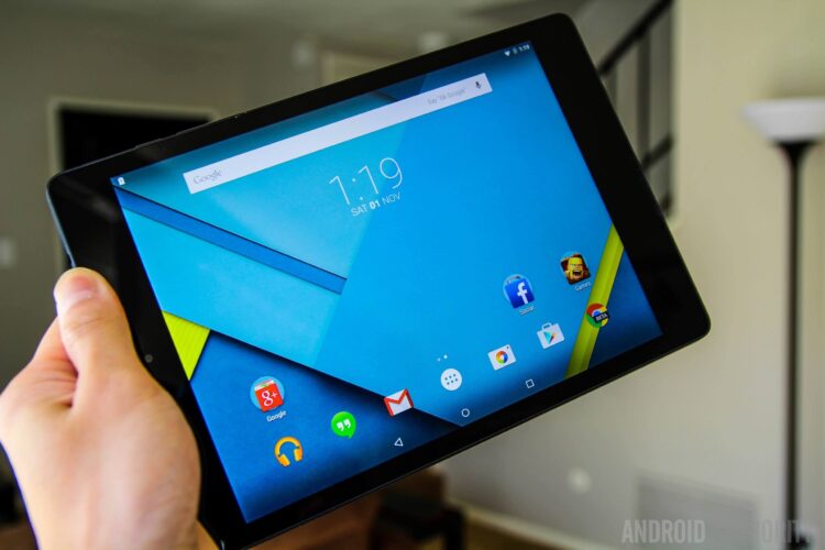 Обратите внимание на толщину рамок экрана. Фото.