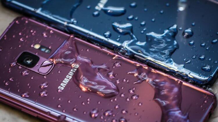 Телефон упал в воду. Что будет. У многих смартфонов есть защита от влаги, но гарантией затопление не покрывается. Фото.