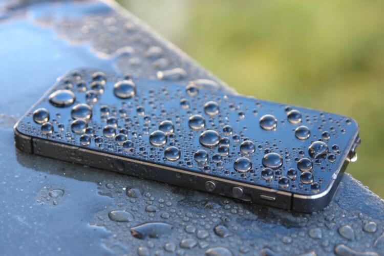 Опасен ли смартфон в грозу? Не стоит проверять водостойкость смартфона, даже если он защищен. Фото.